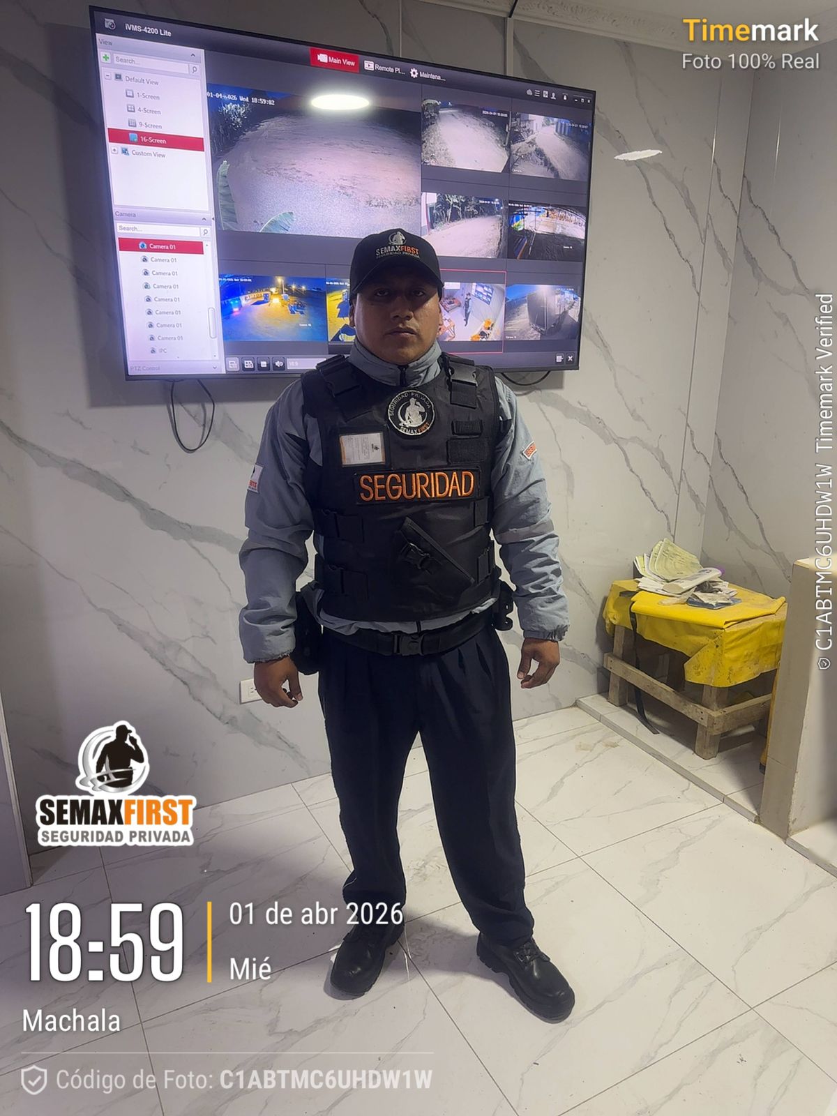 Oficial Semaxfirst Cía. Ltda. en sala de monitoreo con pantalla IVMS de 16 cámaras
